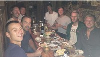 Jeff juga suka hang out bersama rekan kerjanya. Wah, rata-rata temannya cowok semua, ya! Foto: Instagram crazybonz