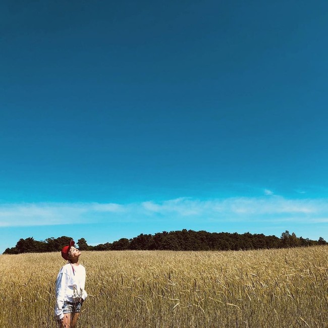Tak hanya itu, Heff juga mengunggah foto yang sama dengan yang ada di Instagram Agnez Mo, dimana penyanyi Matahariku ini terlihat tengah berada di hamparan padang rumput yang luas di Suttons Bay, Michigan.  Foto: Instagram