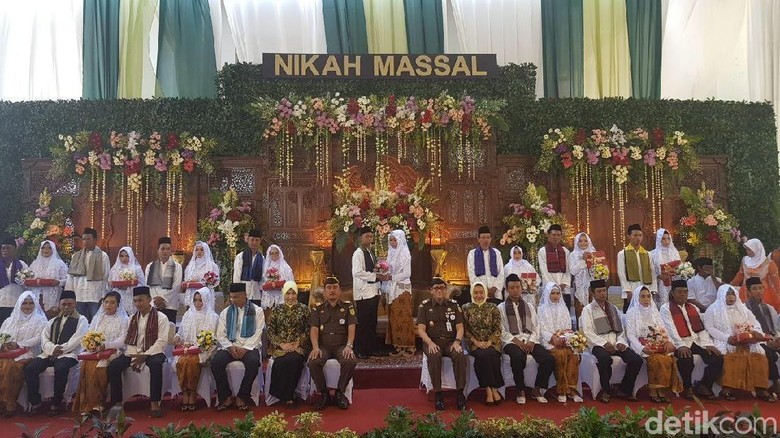 Bahagianya Gunaryo Persunting Istri Sirinya di Nikah Massal Bahagianya Gunaryo Persunting Istri Sirinya di Nikah Massal