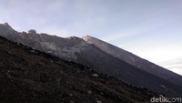 Mendaki gunung tertinggi kedua di Pulau Jawa ini memberikan pengalaman baru untuk traveler. Gunung itu bukan untuk ditaklukkan, tetapi sebagai pengingat akan kebesaran Tuhan. (Muhammad Idris/detikTravel)