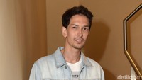 Belum lama ini Dimas Beck sibuk mempromosikan film terbarunya. Ia juga menyempatkan diri mengunjungi panti jompo di salah satu di kota Jakarta. Foto: Pool/Noel/detikHOT