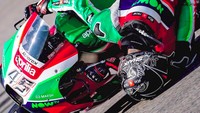 Aksi freestyle yang dilakukan Redding ini cukup berbahaya. Dia menikung sampai miring-miring di sirkuit Sachsenring, dalam rangkaian MotoGP Jerman, dengan gaya yang tak biasa. Foto: Instagram/reddingpower