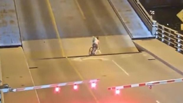 Bikin Panik, Pesepeda Jatuh ke Celah Jembatan Otomatis di AS