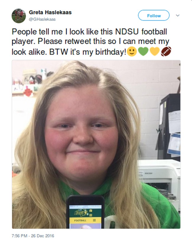 Biasanya wanita merasa tersinggung saat dibilang mirip pria. Tapi remaja ini malah bangga dan minta postingannya d-retweet supaya bisa bertemu dengan si pemain football. Foto: Twitter