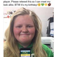 Biasanya wanita merasa tersinggung saat dibilang mirip pria. Tapi remaja ini malah bangga dan minta postingannya d-retweet supaya bisa bertemu dengan si pemain football. Foto: Twitter