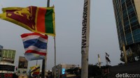 Di media sosial, banyak netizen yang menyayangkan penggunaan bambu yang dibelah sebagai tiang bendera. Menurut netizen, anggaran penyelenggaraan acara ini seharusnya bisa digunakan untuk membeli tiang bagi bendera-bendera ini agar tampak menarik.