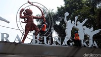 Selain untuk menyambut Asian Games 2018, aksi bersih-bersih ini merupakan kegiatan rutin yang dilakukan oleh petugas untuk menjaga keindahan area di sekitar Stadion Utama Gelora Bung Karno.