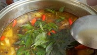 Pindang iga masakan @kurniaty_slamet ini baru saja matang. Masih baru matang di panci. Masih hot, yang mau pindang tulang iga, tulisnya. Foto: Instagram