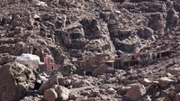 Sidi Chamharouch, Maroko. Di kaki Gunung Toubkal ada Desa Sidi Chamharouch. Sebuah pemukiman Berber yang ada di antara bebatuan raksasa. Desa ini terletak di tepi sejumlah air terjun. Traveler pasti akan bisa istirahat dengan tenang sambil menikmati pemandangan pegunungan yang luas (CNN Travel)