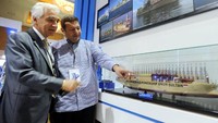 Chief Executive Officer Karpowership Orhan Remzi Karadeniz menjelaskan miniatur kapal pembangkit tenaga listrik Onur Sultan kepada Duta Besar Turki untuk Indonesia Mehmet Kadri Sander Gurbuz. Foto: dok. Karpowership