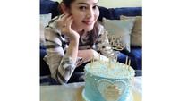 Yeay! Di hari ulang tahunnya, Kristina mendapat kue ulang tahun cantik berwarna biru muda dan emas. Cantik ya? Foto: Instagram kristinadangdut