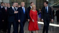Sekjen NATO Jens Stoltenberg (kiri) dan Presiden AS Donald Trump berjalan di samping Presiden Kroasia Kolinda Grabar-Kitarovic dan Perdana Menteri Belanda Mark Rutte saat mereka tiba untuk menghadiri pertemuan KTT NATO di Brussels, Belgia pada 25 Mei 2017. Foto: AFP