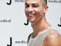 Ronaldo & Keluarga Pamer Foto di Markas Juventus