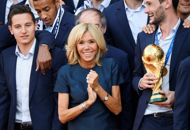 Beberapa aksesori perak dari gelang hingga cincin disematkan di jari Brigitte, memberi sentuhan yang edgy untuk gaya sang Ibu Negara. Foto: Dok. LUDOVIC MARIN / AFP