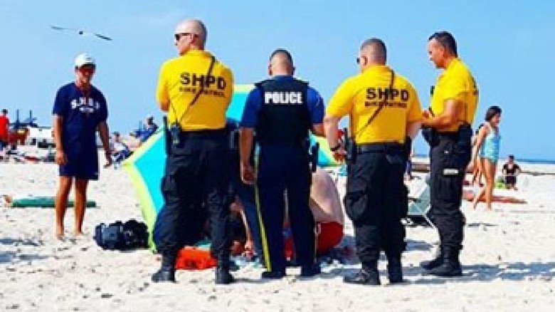 Asyik Berjemur, Lansia Wanita Tertusuk Payung Pantai di New Jersey Asyik Berjemur, Lansia Wanita Tertusuk Payung Pantai di New Jersey