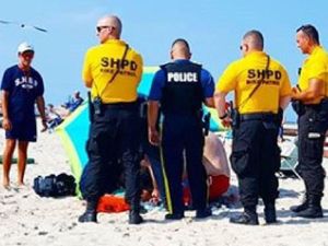 Asyik Berjemur, Lansia Wanita Tertusuk Payung Pantai di New Jersey