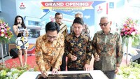 Penandatanganan prasasti peresmian kendaraan penumpang Mitsubishi Setiakawan Menara Motor – Serang oleh Director of Sales & Marketing PT MMKSI Irwan Kuncoro dan President Director SKM Suhardi Chandra. Foto: Mitsubishi