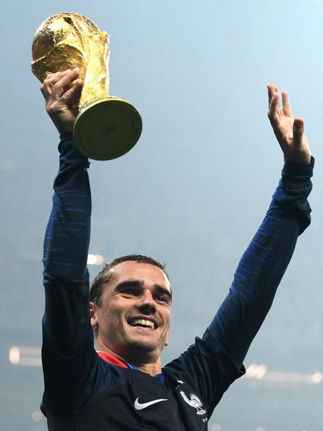 Sorotan tengah tertuju pada striker Prancis Antoine Griezmann. Selama di Piala Dunia 2018, ia sukses menyumbangkan empat gol untuk Les Bleus, termasuk satu gol penalti saat final melawan Kroasia. (Foto: Getty Images)
