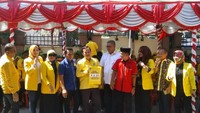 Para fungsionaris partai meriahkan KPU Sulsel. Mereka tampak riang dan berfoto bersama.