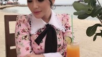 Hayoo, lebih segar mana nih? Kristina atau jus jeruk di tangannya? Foto: Instagram kristinadangdut