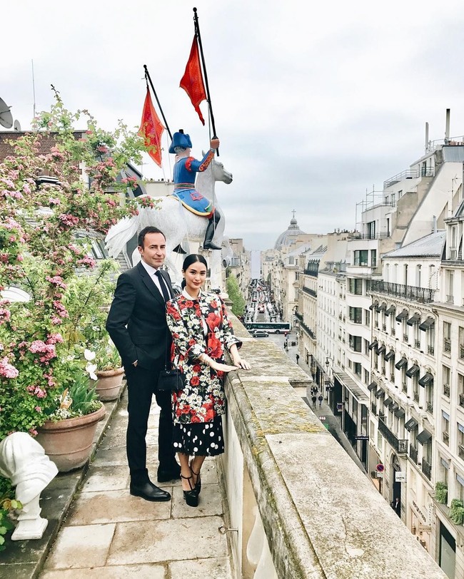 Dikenal sebagai kolektor Hermes, tak heran jika Heart Evangelista kerap menjadi tamu VIP di butik brand high end itu di Paris. Dia pun bisa mendapat akses ke taman rahasia Hermes yang hanya bisa dimasuki orang-orang tertentu. Foto ini menjadi buktinya saat Heart Evangelista berpose bersama salah satu petinggi Hermes di taman rahasia tersebut. Foto: Instagram