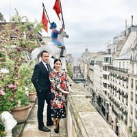 Dikenal sebagai kolektor Hermes, tak heran jika Heart Evangelista kerap menjadi tamu VIP di butik brand high end itu di Paris. Dia pun bisa mendapat akses ke taman rahasia Hermes yang hanya bisa dimasuki orang-orang tertentu. Foto ini menjadi buktinya saat Heart Evangelista berpose bersama salah satu petinggi Hermes di taman rahasia tersebut. Foto: Instagram