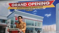 Irwan Kuncoro – Director of Sales & Marketing PT MMKSI memberikan sambutan saat peresmian diler Serang, Banten, Selasa (17/7/2018). Foto: Mitsubishi