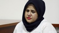 Dhawiya pun kerap meminta dibawakan makanan tiap sidang, meski tak pernah menyebut bagaimana makanan selama di rutan. Pool/Palevi S/detikFoto.
