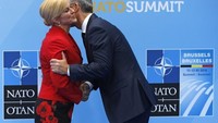 Presiden Kroasia Kolinda Grabar-Kitarovic disambut oleh Sekjen NATO Jens Stoltenberg saat dia tiba untuk menghadiri KTT NATO di Brussels, Belgia pada 11 Juli 2018. Foto: AFP