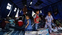 Sebanyak 104 warga berada di dalam tenda darurat.