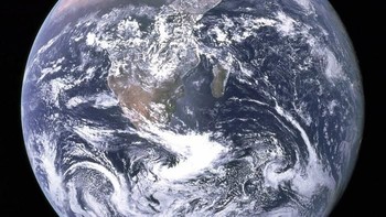 Penampakan Bumi bulat yang dijepret astronot itu dalam perjalanannya menuju Bulan. Sungguh terlihat indah. Foto: NASA