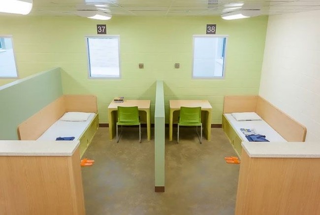 Las Colinas Detention And Reentry Facility di Santee, California, dirancang sebagai fasilitas detensi pertama di Amerika Serikat. Lingkungan penjara dibuat sedemikian rupa agar perilaku narapidana maupun sipir penjara jadi lebih baik. Foto: Dok. Bored Panda