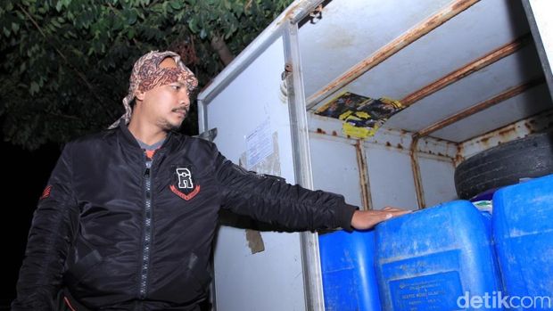 TNI Berhasil Gagalkan Peredaran 50 Jeriken Tuak di Bandung