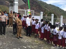 Blusukan Menkominfo Tinjau Palapa Ring di Puncak Jaya