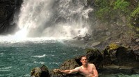 Basah-basahan di air terjun kawasan Amagiso (tatsumasa.murasame/Instagram)