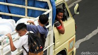 Beberapa diantaranya bahkan tak takut bergelantungan di bak belakang mobil truk.