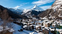 Zermatt, Swiss. Dipuji karena ski dan saljunya yang ada di Alpine. Panorama berbukit khas menjulang tinggi dan sangat cantik saat musim semi akan sempurna bagi mereka yang mencari udara segar (CNN Travel)