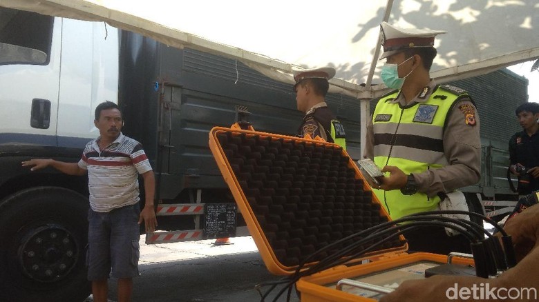 Petugas Gabungan Razia Truk Kelebihan Muatan di Tol Palikanci Petugas Gabungan Razia Truk Kelebihan Muatan di Tol Palikanci
