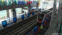 Saat ini sebanyak 16 unit kereta atau gerbong LRT sudah tiba di Jakarta.