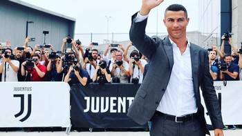 Kedatangan Ronaldo di pusat kesehatan milik Juventus disambut meriah para fans. Foto: Instagram/juventus