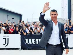 Ronaldo & Keluarga Pamer Foto di Markas Juventus