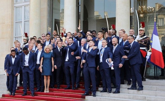 Wanita 65 tahun ini memakai sepatu hak tinggi warna nude yang mempertegas kaki jenjangnya. Foto: Dok. LUDOVIC MARIN / AFP