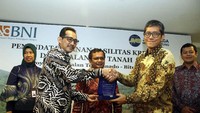 General Manager Divisi BIN BNI A.A.G. Agung Dharmawan, Direktur Keuangan Jasa Marga Donny Arsal, dan Direktur Utama PT Jasamarga Manado Bitung George IMP Manurung pada saat penandatanganan Perjanjian Kredit Tambahan untuk fasilitas Kredit Modal Kerja (KMK) Dana Talangan Tanah di Jakarta, Selasa (17 Juli 2018).