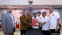 Pendaftaran ini dipimpin langsung oleh Ketua Umum Partai Garuda Ahmad Ridha Sabana.