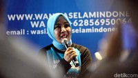 Ibu Kapolri sekaligus Ketua Pembentukan Organisasi Wanita Selam Indonesia (Perwasi) Tri Suswati Karnavian hadir dalam konferensi pers persiapan Rekor Muri Penyelaman Massal oleh penyelam wanita di Kafe Jetski, Pantai Mutiara, Jakarta Utara, Selasa (17/7/2018).