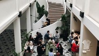 Seesaw Coffee menghadirkan suasana makan indoor serasa di luar ruangan. Ini karena langit-langit restoran yang terbuat dari kaca. Sehingga sinar matahari bisa masuk ke dalam kafe ini. Foto: Instagram @stephsugiarto  