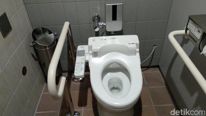 Kecanggihan teknologinya membuat jamban di Jepang memiliki fitur-fitur canggih, contoh ada musiknya.Foto: Widia Wiyanti/detikHealth Kecanggihan teknologinya membuat jamban di Jepang memiliki fitur-fitur canggih, contoh ada musiknya.Foto: Widia Wiyanti/detikHealth