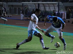 Persib Bandung menghadapi Persela Lamongan dalam pekan ke-16 Liga 1 2018 di Stadion Gelora Bandung Lautan Api, Bandung, Senin (16/7/2018). (Foto: Wisma Putra/detikSport)