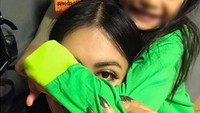 Isak tangis Denada pun pecah saat mengetahui anak tercintanya terkena penyakit tersebut. Foto: Dok. Instagram/denadaindonesia