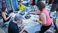 Tak hanya itu, bule-bule Kanada juga diajari membatik. Acara promosi ini diramaikan oleh sekitar 17 vendor dan eksibitor dari Indonesia. (dok. KJRI Vancouver)